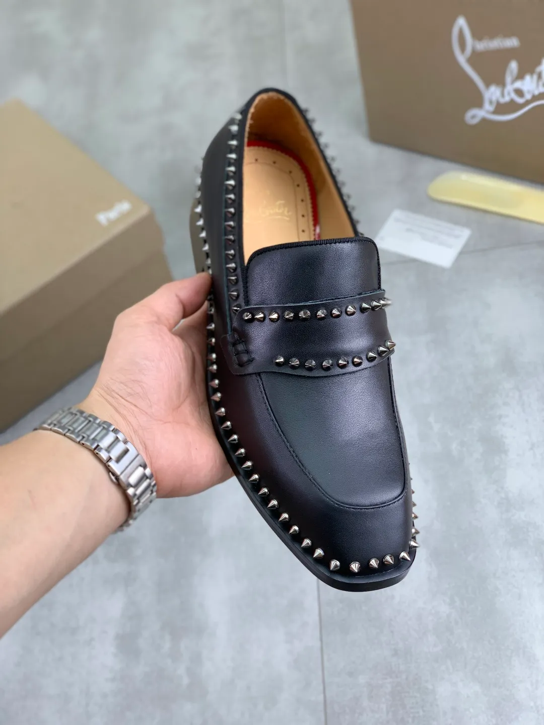 Men's shoes 💰P760 new style 💰high version 🇮🇹 CL red bottom series top purchasing original order series🔍🔍/🇮🇹Italian imported cowhide, imported genuine leather lining💪💪, completely 1⃣️ vs 1⃣️🇮🇹💪💪, ⚠Sole: The original sole provided by the original factory, the exclusive movable molded sole is super comfortable, ⚠Original factory follow-up goods, 🔍🔍high quality, you can come in and out at will, welcome to compare ⚠Size: 38-44 (45 46 can be customized)